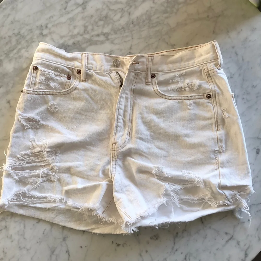 American eagle 90’s boyfriend short white sz 8